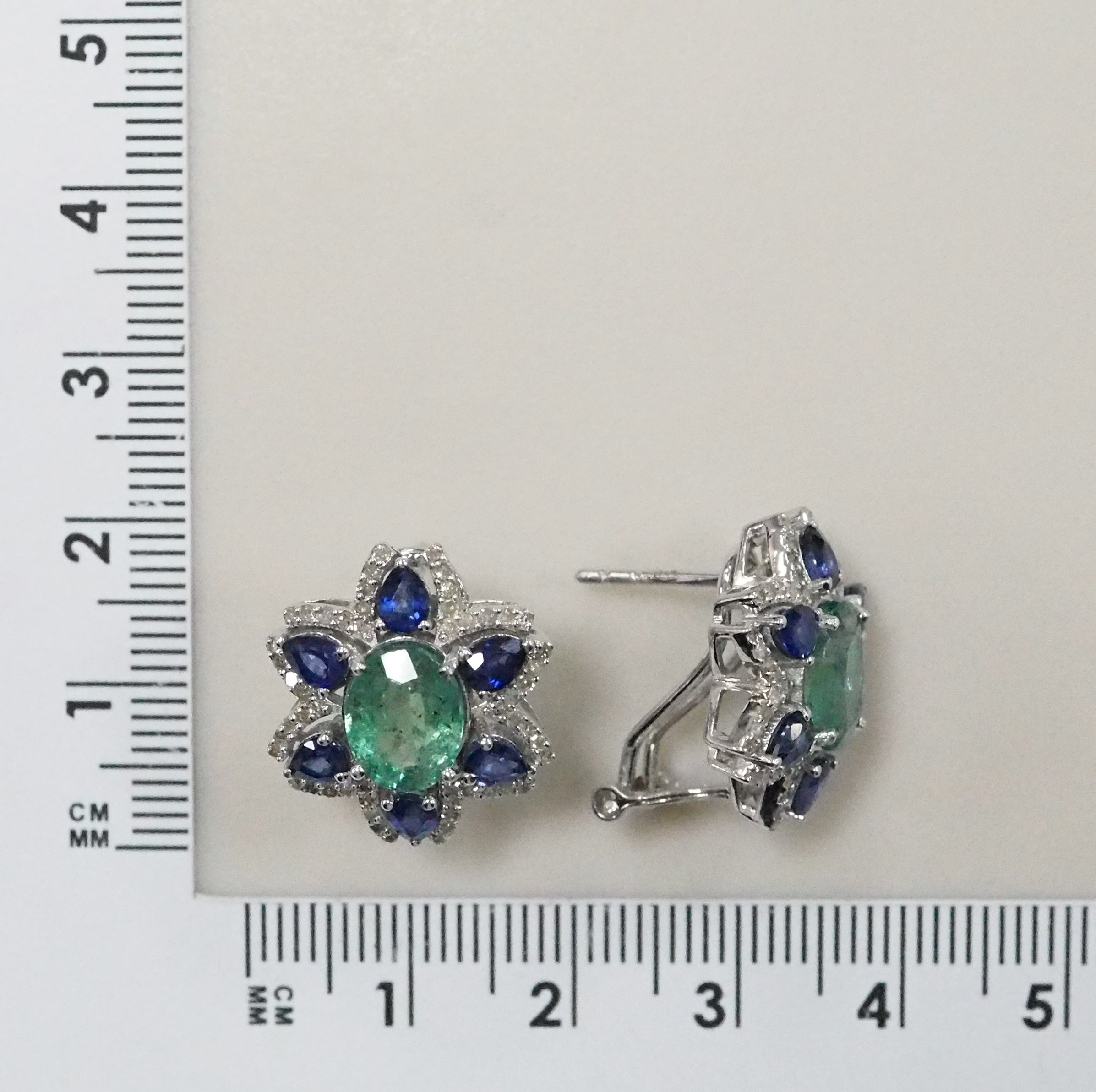 Серебряные серьги 925 пробы; вставки 12 Сапфир (Н) 2,36ct 2/2; 2 Изумруд (F) 3,42ct 3/Г3; 108 Бр.Кр-17 0,6ct 2/4;